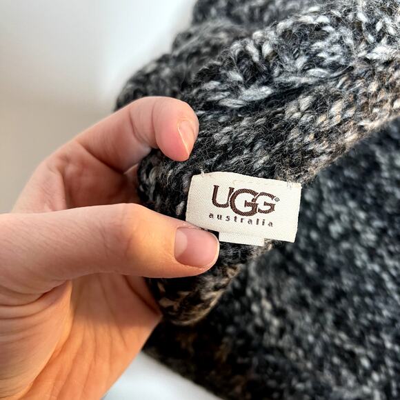 UGG Infinity Scarf - Picture 5 of 8